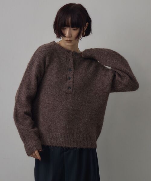 kivi（キヴィ）の「ヘンリーネックニット（ニット/セーター・レディース・ダークブルー/レッド/ブラウン・FREE）」の2枚目の写真