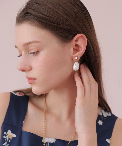 ANAYI(アナイ)の「淡水バロックパールイヤリング(イヤリング・レディース・オフホワイト・FREE)」の2枚目の写真