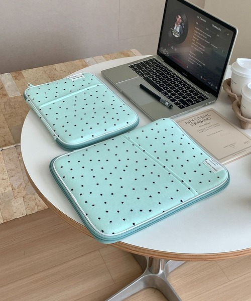 lit.Cy(リットシー)の「スタードット クッション タブレットケース 10inch 11inch 13.3inch(PC・タブレットケース・レディース・ブラック/ピンク/ミント・A/B)」の2枚目の写真