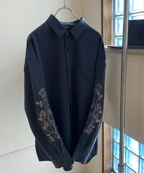 NILWAY(ニルウェイ)の「モダンテイスト ルーズシルエット 袖エンブロイダリー ロングスリーブシャツ(シャツ/ブラウス・メンズ・ホワイト/ブラック/ブルー・MEDIUM/LARGE)」の3枚目の写真