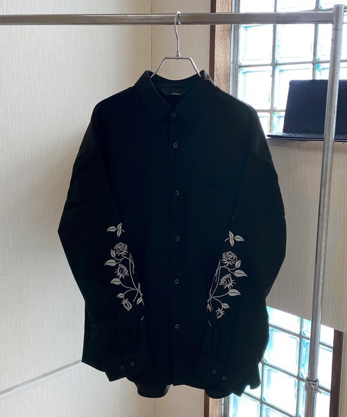 NILWAY(ニルウェイ)の「モダンテイスト ルーズシルエット 袖エンブロイダリー ロングスリーブシャツ(シャツ/ブラウス・メンズ・ホワイト/ブラック/ブルー・MEDIUM/LARGE)」の2枚目の写真