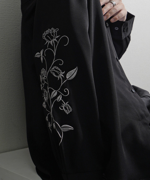 NILWAY(ニルウェイ)の「モダンテイスト ルーズシルエット 袖エンブロイダリー ロングスリーブシャツ(シャツ/ブラウス・メンズ・ホワイト/ブラック/ブルー・MEDIUM/LARGE)」の7枚目の写真