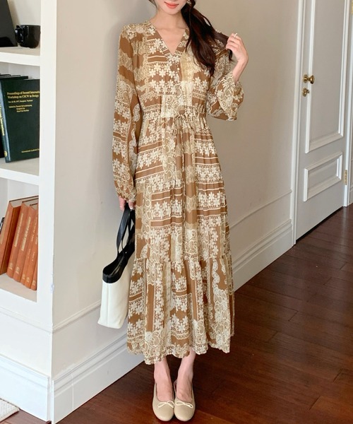 DAY CLOSET(デイ クローゼット)の「【大人っぽ透け感シフォン生地】長袖 クラシカル レトロ 花柄 ジョーゼット ティアードワンピース レディース(ワンピース・レディース・ブラック/ブラウン・FREE)」の2枚目の写真