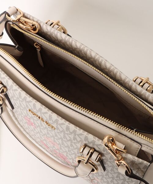 MICHAEL KORS(マイケルコース)の「MARILYN エンブリッシュ サッチェル ミディアム - MKシグネチャー(ハンドバッグ・レディース・ベージュ系その他・FREE)」の4枚目の写真