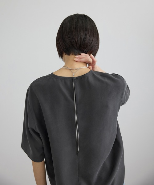 SALON adam et rope'（サロン アダム エ ロペ）の「[26SS]GENTLE SILK ハーフスリーブプルオーバー（Tシャツ/カットソー・レディース・ベージュ系その他/ブラック・FREE）」の2枚目の写真