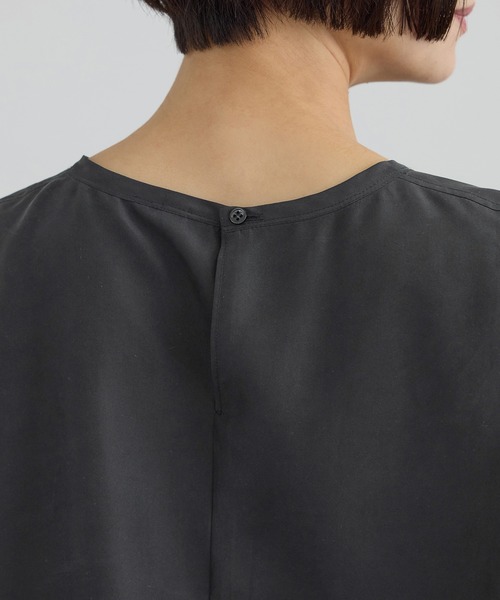 SALON adam et rope'（サロン アダム エ ロペ）の「[26SS]GENTLE SILK ハーフスリーブプルオーバー（Tシャツ/カットソー・レディース・ベージュ系その他/ブラック・FREE）」の18枚目の写真