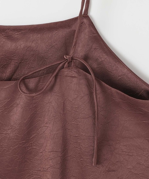 LEPSIM(レプシィム)の「皺サテンスクエアキャミ 664765(キャミソール・レディース・アイボリー/ブラウン/ドット・FREE)」の4枚目の写真