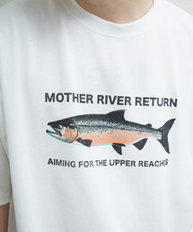 ZIP FIVE（ジップファイブ）の「【Trout】高密度編み 度詰め天竺 2タイプデザイン クラシックバックプリント フロントクラッシュプリント  半袖Tシャツ（Tシャツ/カットソー）」