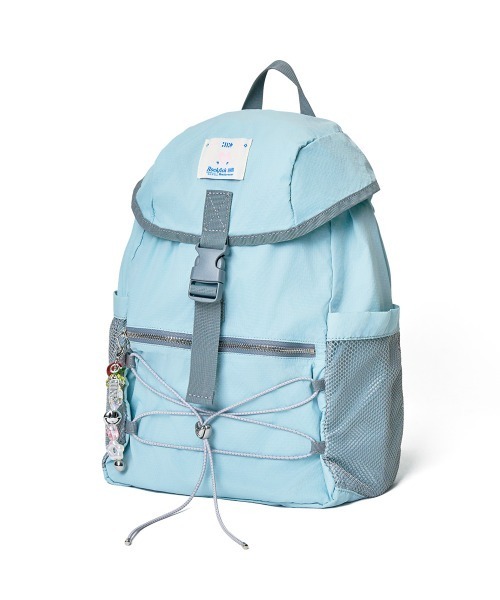 ROCKFISH WEATHERWEAR（ロックフィッシュウェザーウェア）の「[x ILLIT] FLAP BACKPACK（バックパック/リュック・レディース・スカイブルー・FREE）」の2枚目の写真