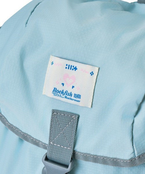 ROCKFISH WEATHERWEAR（ロックフィッシュウェザーウェア）の「[x ILLIT] FLAP BACKPACK（バックパック/リュック・レディース・スカイブルー・FREE）」の4枚目の写真