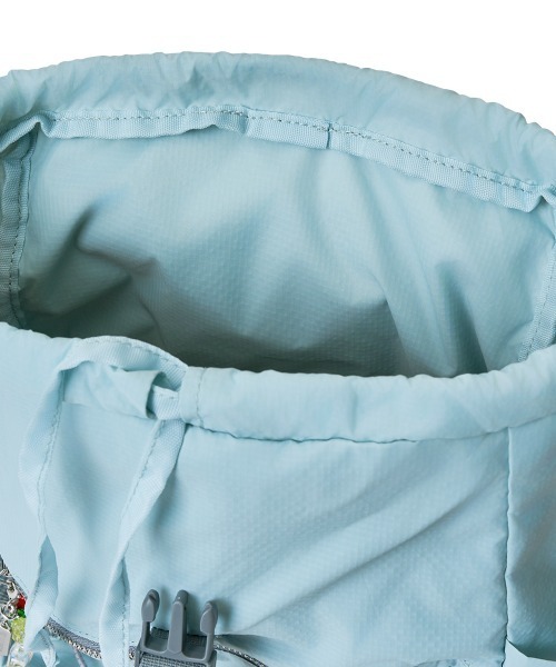 ROCKFISH WEATHERWEAR（ロックフィッシュウェザーウェア）の「[x ILLIT] FLAP BACKPACK（バックパック/リュック・レディース・スカイブルー・FREE）」の6枚目の写真