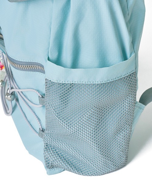 ROCKFISH WEATHERWEAR（ロックフィッシュウェザーウェア）の「[x ILLIT] FLAP BACKPACK（バックパック/リュック・レディース・スカイブルー・FREE）」の7枚目の写真