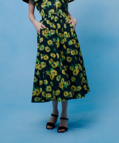 LOULOU WILLOUGHBY（ルルウィルビー）の「WEB 一部店舗限定【LOULOU WILLOUGHBY】サンフラワープリントギャザースカート（スカート・レディース・ブラック系その他/グリーン系その他・1/2）」の2枚目の写真
