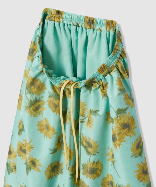 LOULOU WILLOUGHBY（ルルウィルビー）の「WEB 一部店舗限定【LOULOU WILLOUGHBY】サンフラワープリントギャザースカート（スカート・レディース・ブラック系その他/グリーン系その他・1/2）」の5枚目の写真