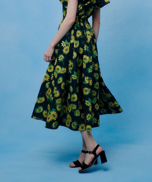 LOULOU WILLOUGHBY（ルルウィルビー）の「WEB 一部店舗限定【LOULOU WILLOUGHBY】サンフラワープリントギャザースカート（スカート・レディース・ブラック系その他/グリーン系その他・1/2）」の8枚目の写真