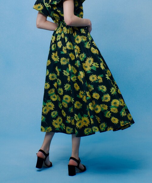 LOULOU WILLOUGHBY（ルルウィルビー）の「WEB 一部店舗限定【LOULOU WILLOUGHBY】サンフラワープリントギャザースカート（スカート・レディース・ブラック系その他/グリーン系その他・1/2）」の9枚目の写真