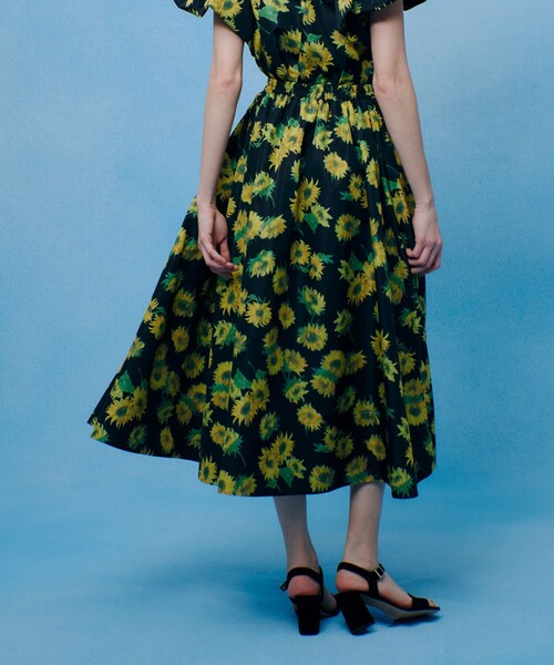 LOULOU WILLOUGHBY（ルルウィルビー）の「WEB 一部店舗限定【LOULOU WILLOUGHBY】サンフラワープリントギャザースカート（スカート・レディース・ブラック系その他/グリーン系その他・1/2）」の10枚目の写真