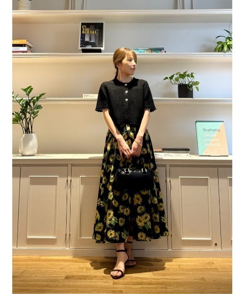 LOULOU WILLOUGHBY(ルルウィルビー)の「WEB 一部店舗限定【LOULOU WILLOUGHBY】サンフラワープリントギャザースカート(スカート・レディース・ブラック系その他/グリーン系その他・1/2)」の5枚目の写真