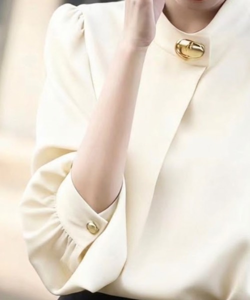 gossip!ロサンゼルス(ゴシップロサンゼルス)の「金ボタンアクセント ノーカラーブラウス(シャツ/ブラウス・レディース・ブラウン/ピンク/アイボリー/ブラック・FREE)」の6枚目の写真