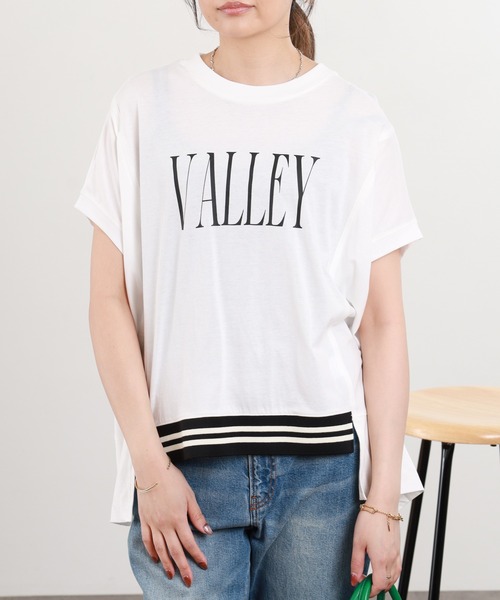 EGLANTINE(エグランティーヌ)の「EGLANTINE ドルマンスリーブロゴカットソー 半袖(Tシャツ/カットソー・レディース・グレイッシュベージュ/オフホワイト/チャコールグレー・38)」の1枚目の写真
