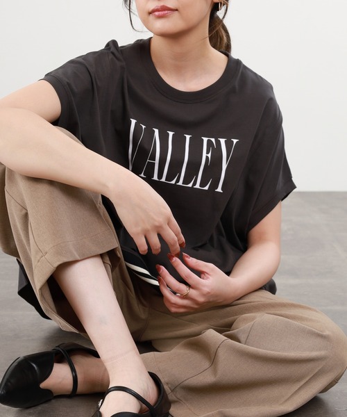 EGLANTINE(エグランティーヌ)の「EGLANTINE ドルマンスリーブロゴカットソー 半袖(Tシャツ/カットソー・レディース・グレイッシュベージュ/オフホワイト/チャコールグレー・38)」の2枚目の写真