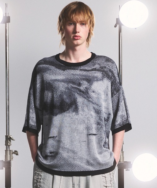 MAISON SPECIAL(メゾンスペシャル)の「《UNISEX》Abstract Jacquard Prime-Over Knit T-shirt/アブストラクトジャガードプライムオーバーニットTシャツ【MAISON SPECIAL/メゾンスペシャル】(Tシャツ/カットソー・メンズ・ブルー/ブラック/ベージュ・0/1/2)」の1枚目の写真