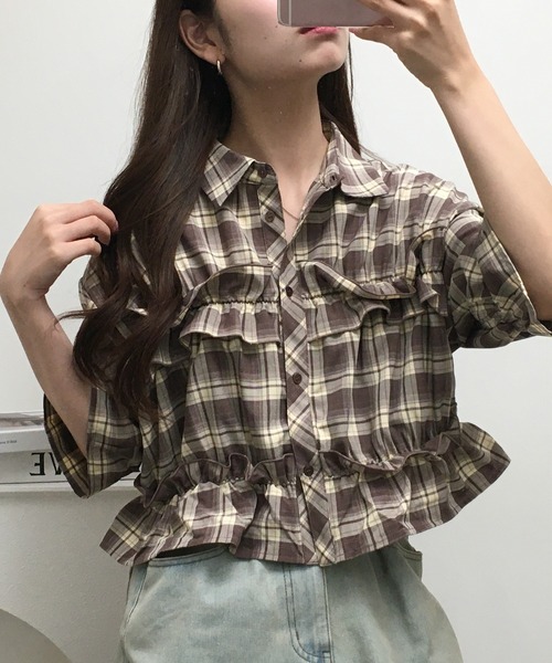 Ree&Mee(リーアンドミー)の「Ree&Mee 七分袖 パフスリーブ チェック フリル ショート丈 ブラウス(シャツ/ブラウス・レディース・ベージュ/ブラウン/サックスブルー/ブラック・M/L)」の1枚目の写真