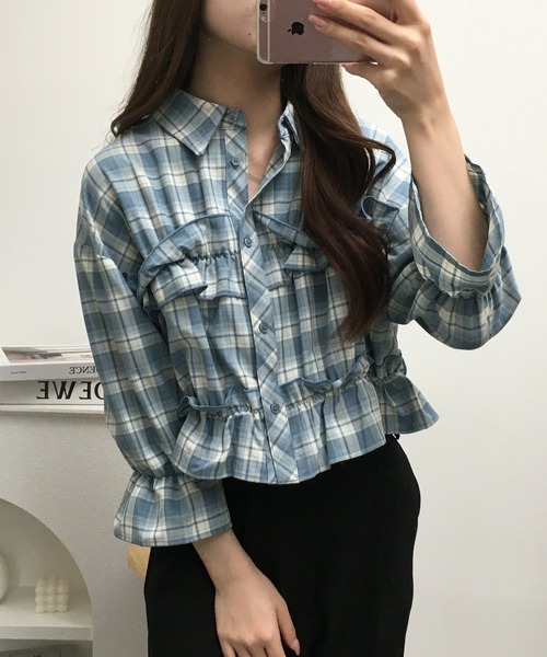 Ree&Mee(リーアンドミー)の「Ree&Mee 七分袖 パフスリーブ チェック フリル ショート丈 ブラウス(シャツ/ブラウス・レディース・ベージュ/ブラウン/サックスブルー/ブラック・M/L)」の4枚目の写真