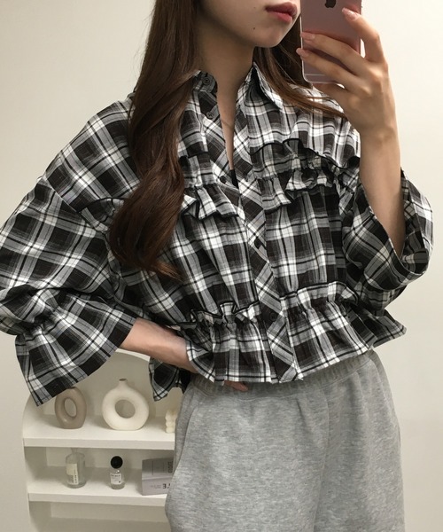 Ree&Mee(リーアンドミー)の「Ree&Mee 七分袖 パフスリーブ チェック フリル ショート丈 ブラウス(シャツ/ブラウス・レディース・ベージュ/ブラウン/サックスブルー/ブラック・M/L)」の2枚目の写真