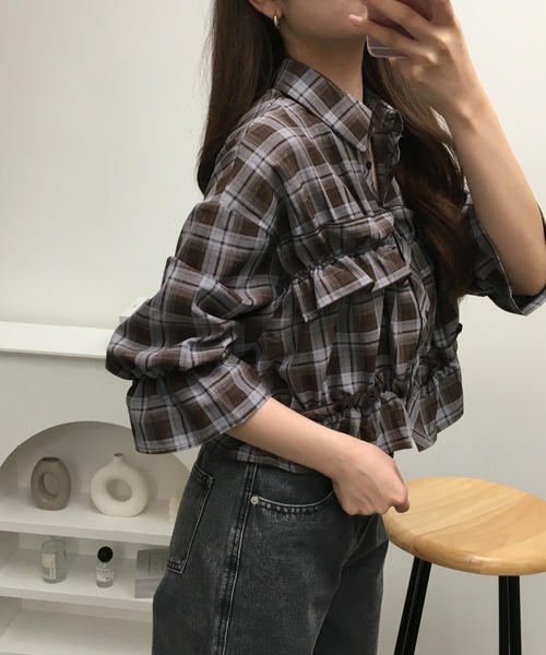 Ree&Mee(リーアンドミー)の「Ree&Mee 七分袖 パフスリーブ チェック フリル ショート丈 ブラウス(シャツ/ブラウス・レディース・ベージュ/ブラウン/サックスブルー/ブラック・M/L)」の15枚目の写真
