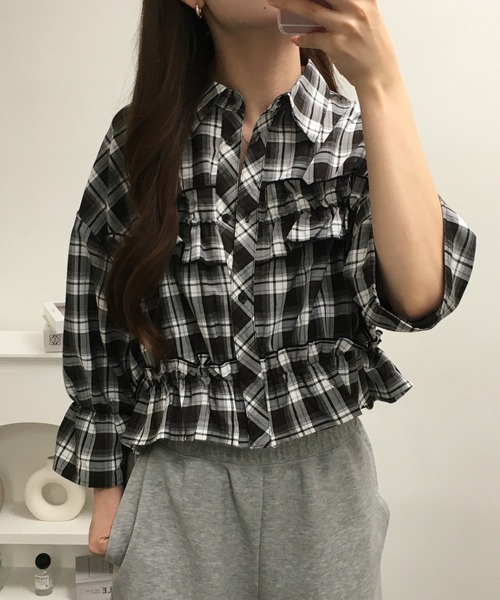 Ree&Mee(リーアンドミー)の「Ree&Mee 七分袖 パフスリーブ チェック フリル ショート丈 ブラウス(シャツ/ブラウス・レディース・ベージュ/ブラウン/サックスブルー/ブラック・M/L)」の6枚目の写真