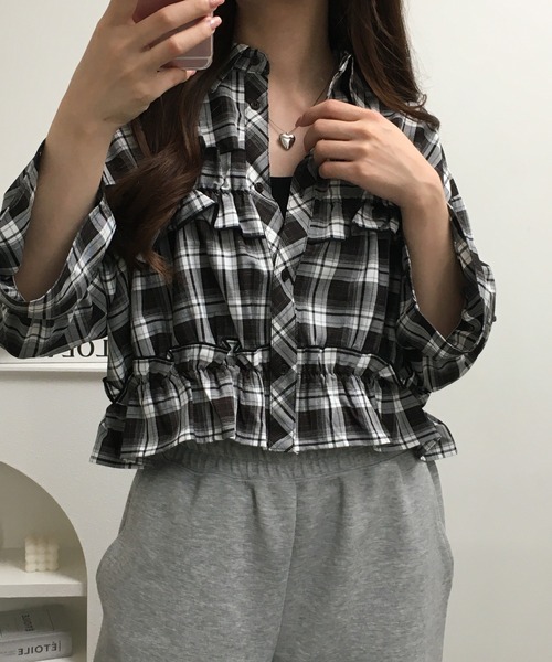 Ree&Mee(リーアンドミー)の「Ree&Mee 七分袖 パフスリーブ チェック フリル ショート丈 ブラウス(シャツ/ブラウス・レディース・ベージュ/ブラウン/サックスブルー/ブラック・M/L)」の8枚目の写真
