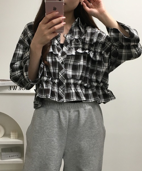 Ree&Mee(リーアンドミー)の「Ree&Mee 七分袖 パフスリーブ チェック フリル ショート丈 ブラウス(シャツ/ブラウス・レディース・ベージュ/ブラウン/サックスブルー/ブラック・M/L)」の10枚目の写真