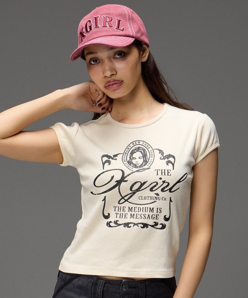 X-girl(エックスガール)の「FADED VICTORIAN FACE S/S BABY TEE(Tシャツ/カットソー・レディース・オフホワイト/チャコール・S/M)」の1枚目の写真