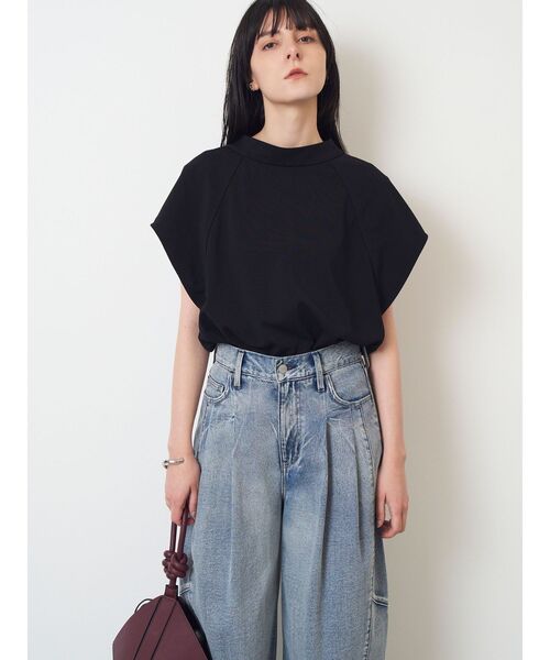 ELENDEEK(エレンディーク)の「CURVE SLEEVE CS(Tシャツ/カットソー・レディース・ベージュ/ブラック/オフホワイト・FREE)」の8枚目の写真