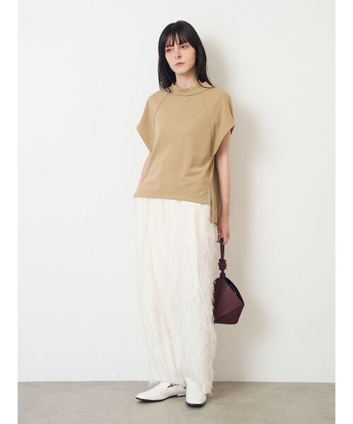 ELENDEEK(エレンディーク)の「CURVE SLEEVE CS(Tシャツ/カットソー・レディース・ベージュ/ブラック/オフホワイト・FREE)」の12枚目の写真