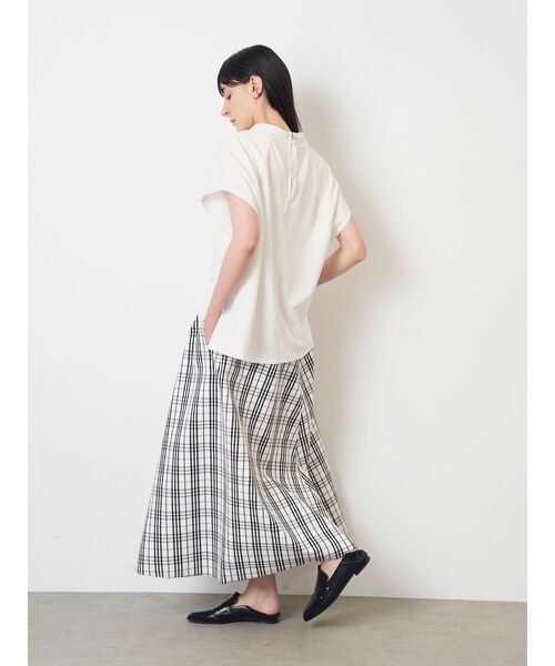 ELENDEEK(エレンディーク)の「CURVE SLEEVE CS(Tシャツ/カットソー・レディース・ベージュ/ブラック/オフホワイト・FREE)」の17枚目の写真