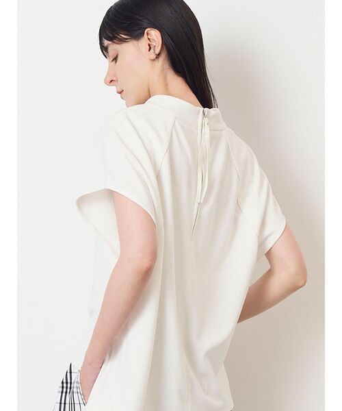 ELENDEEK(エレンディーク)の「CURVE SLEEVE CS(Tシャツ/カットソー・レディース・ベージュ/ブラック/オフホワイト・FREE)」の21枚目の写真