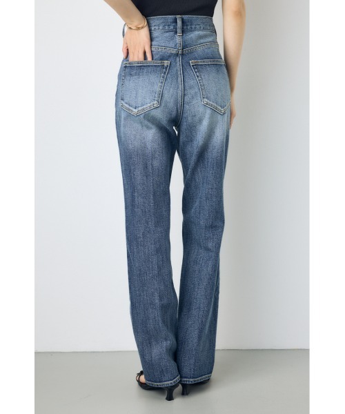 AZUL by moussy(アズールバイマウジー)の「【身長/骨格別着用画像あり】【WEB限定】AZUL DENIM センタープレスストレートデニム ショート丈(デニムパンツ・レディース・ブルー/ワンウォッシュ・24inch/25inch/26inch/27inch)」の4枚目の写真