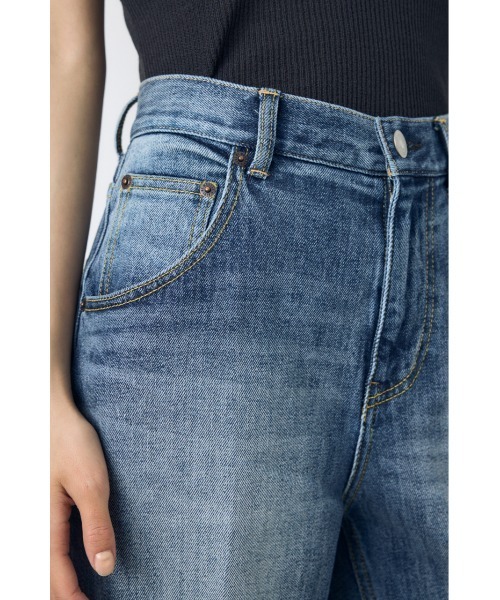 AZUL by moussy(アズールバイマウジー)の「【身長/骨格別着用画像あり】【WEB限定】AZUL DENIM センタープレスストレートデニム ショート丈(デニムパンツ・レディース・ブルー/ワンウォッシュ・24inch/25inch/26inch/27inch)」の8枚目の写真