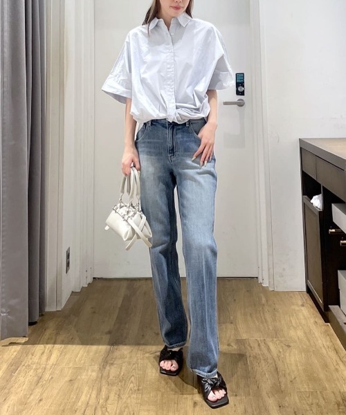 AZUL by moussy(アズールバイマウジー)の「【身長/骨格別着用画像あり】【WEB限定】AZUL DENIM センタープレスストレートデニム ショート丈(デニムパンツ・レディース・ブルー/ワンウォッシュ・24inch/25inch/26inch/27inch)」の17枚目の写真
