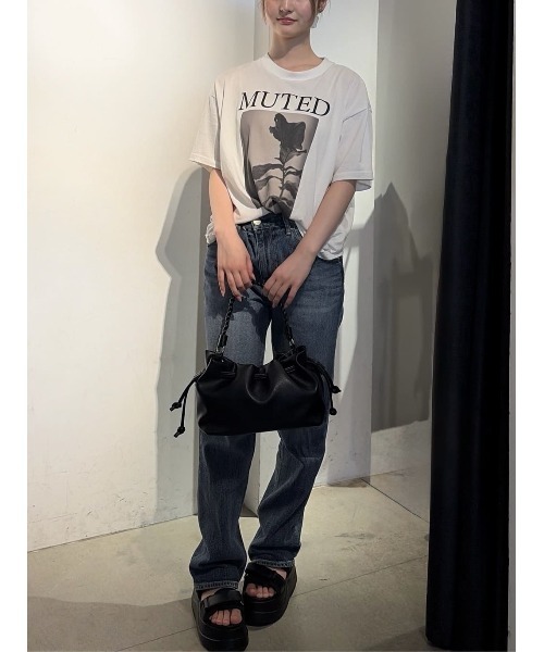 AZUL by moussy(アズールバイマウジー)の「【身長/骨格別着用画像あり】【WEB限定】AZUL DENIM センタープレスストレートデニム ショート丈(デニムパンツ・レディース・ブルー/ワンウォッシュ・24inch/25inch/26inch/27inch)」の18枚目の写真