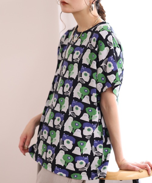Emago(イマゴ)の「EMAGO ねこプリントドルマンT(Tシャツ/カットソー・レディース・ネイビー/イエロー/ブラック/ホワイト・FREE)」の1枚目の写真