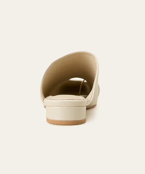 LE VERNIS(ル・ベルニ)の「LE VERNIS(ル・ベルニ)Toe ring Mules(サンダル・レディース・ブラック/アイボリー・23.5/24.5)」の18枚目の写真