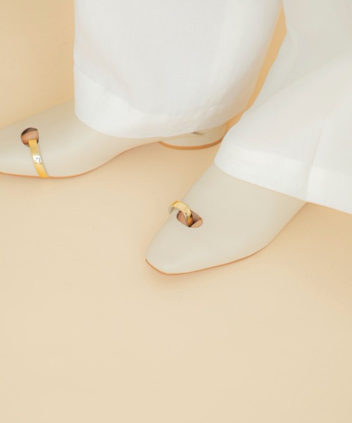 LE VERNIS(ル・ベルニ)の「LE VERNIS(ル・ベルニ)Toe ring Mules(サンダル・レディース・ブラック/アイボリー・23.5/24.5)」の6枚目の写真