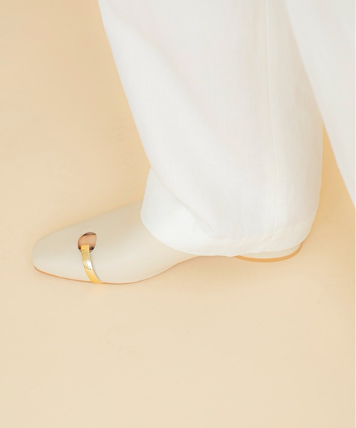 LE VERNIS(ル・ベルニ)の「LE VERNIS(ル・ベルニ)Toe ring Mules(サンダル・レディース・ブラック/アイボリー・23.5/24.5)」の5枚目の写真
