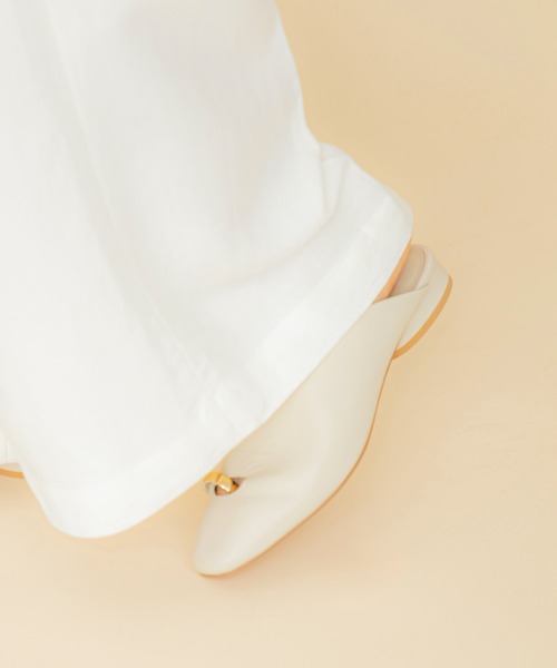 LE VERNIS(ル・ベルニ)の「LE VERNIS(ル・ベルニ)Toe ring Mules(サンダル・レディース・ブラック/アイボリー・23.5/24.5)」の7枚目の写真