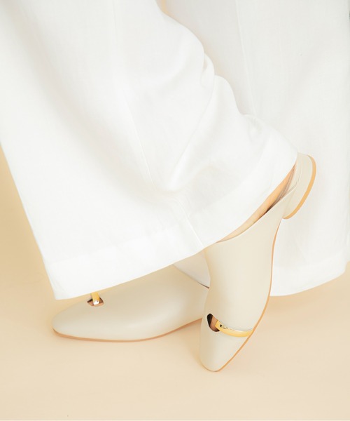 LE VERNIS(ル・ベルニ)の「LE VERNIS(ル・ベルニ)Toe ring Mules(サンダル・レディース・ブラック/アイボリー・23.5/24.5)」の8枚目の写真