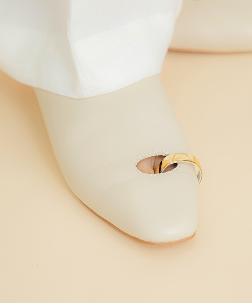 LE VERNIS(ル・ベルニ)の「LE VERNIS(ル・ベルニ)Toe ring Mules(サンダル・レディース・ブラック/アイボリー・23.5/24.5)」の9枚目の写真
