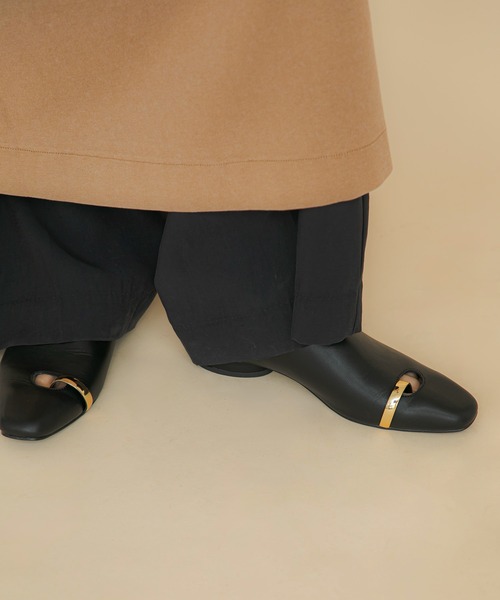 LE VERNIS(ル・ベルニ)の「LE VERNIS(ル・ベルニ)Toe ring Mules(サンダル・レディース・ブラック/アイボリー・23.5/24.5)」の10枚目の写真